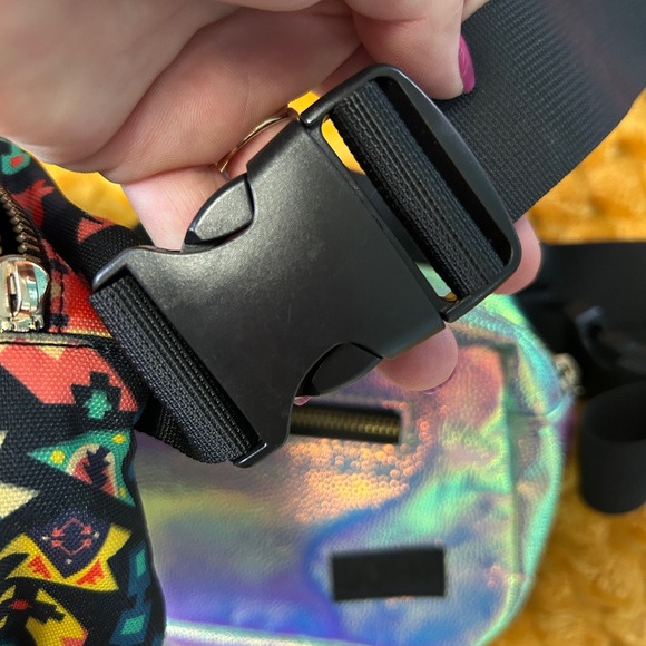 ✂️ LulaRoe Geometric/shinny holographic fanny packs - Picture 3 of 7